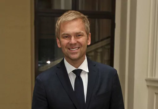 Bill Granger pose for a photo at Buckingham Palace, London, Oct. 13, 2011. Granger, the Australian chef, food writer and restaurant owner who brought Aussie-style food to international capitals from London to Seoul, has died. He was 54. Granger’s family said on social media Tuesday, Dec. 26, 2023 that the chef died in a hospital in London on Christmas Day. (Chris Radburn/PA via AP, File)